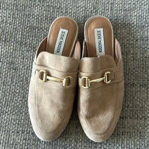 Steve Madden beige suede loafers